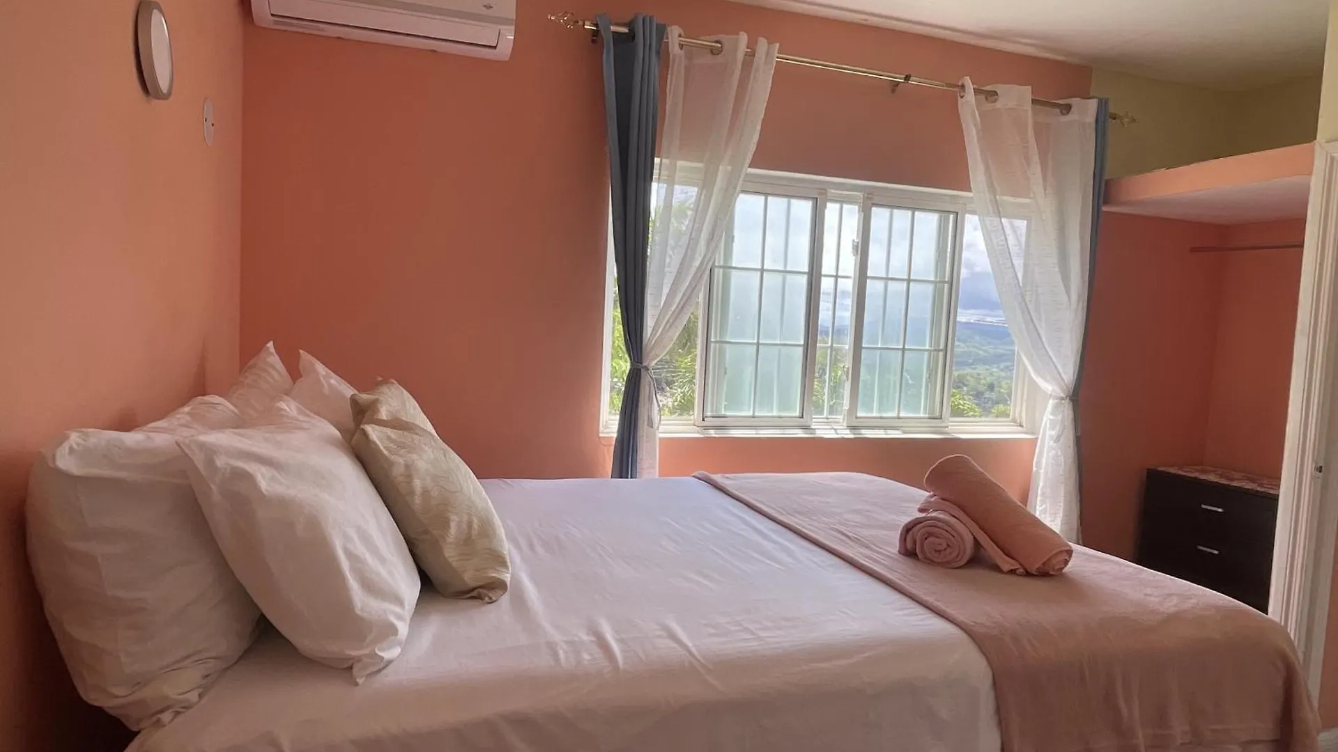 Skyline Suites, Queen, Ocean Views Condo Montego Bay Daire